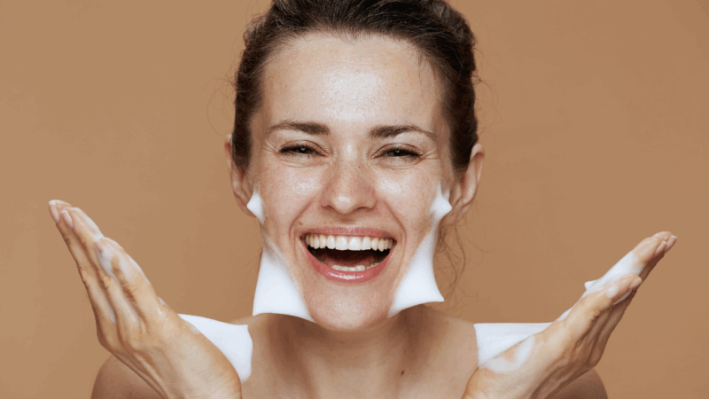 Warum-sind-Gesichtsreiniger-wichtig-fuer-die-Gesichtspflege-1.png
