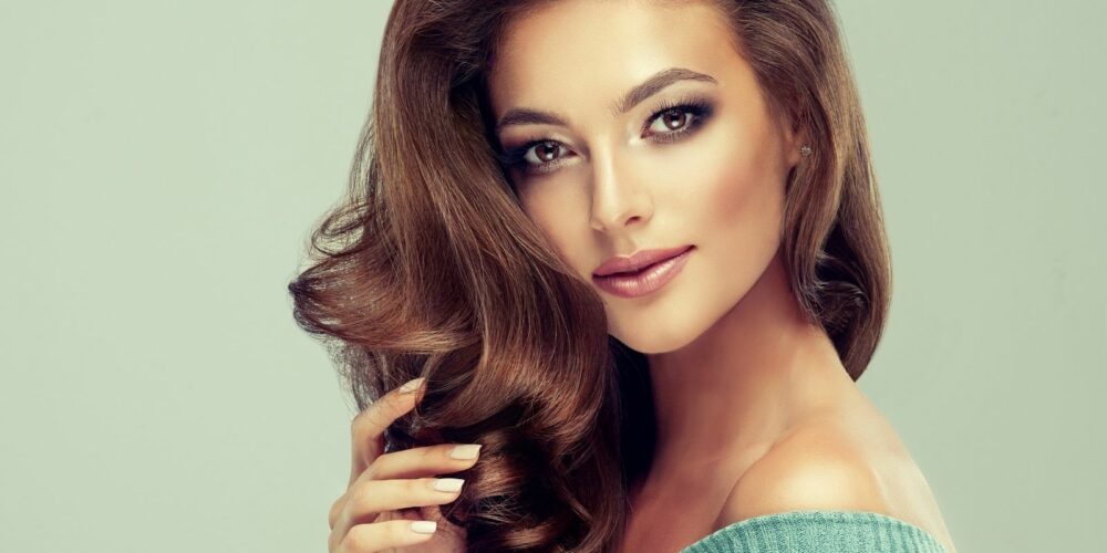 Frau mit voluminösem Haar