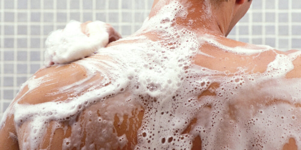 Mann schäumt sich ein